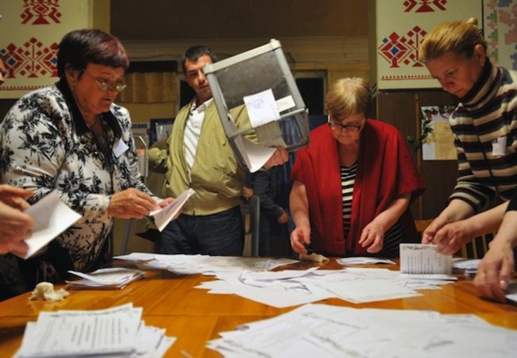 Miembros de la comisión electoral, durante el recuento de votos en Donetsk. (Genya SAVILOV/AFP PHOTO)