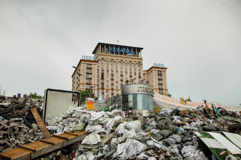 Barricadas ante el Hotel Ucrania, uno de los lugares con mejores vistas a la Plaza. (Juan TEIXEIRA)