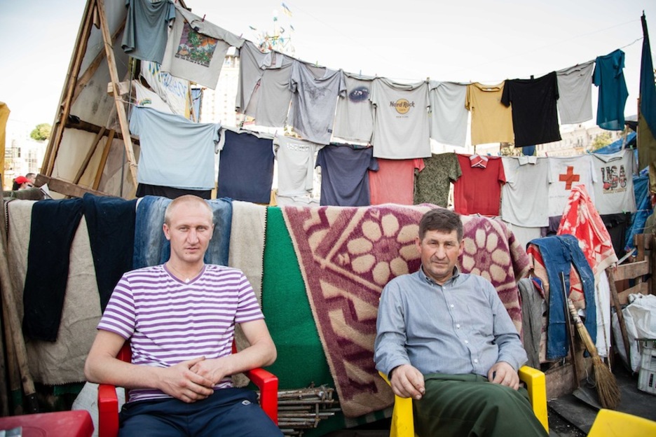 Dos activistas descansan en el campamento. (Juan TEIXEIRA)