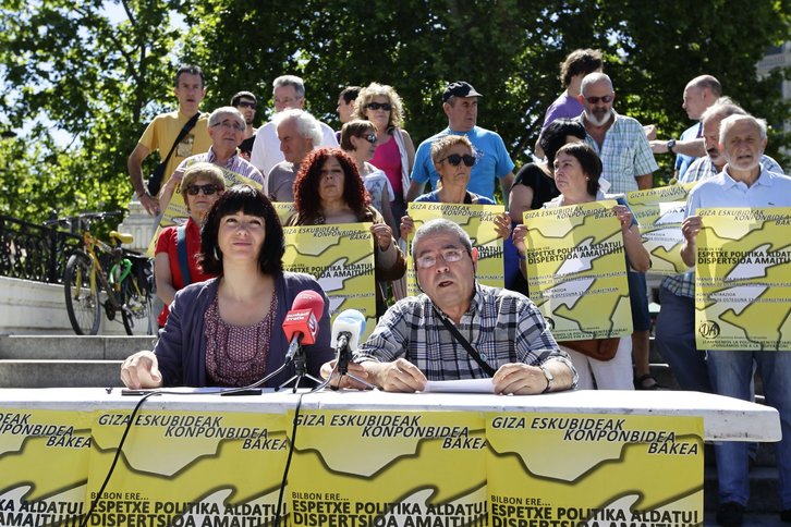 Rueda de prensa ofrecida frente al teatro Arriaga. (ARGAZKI PRESS)