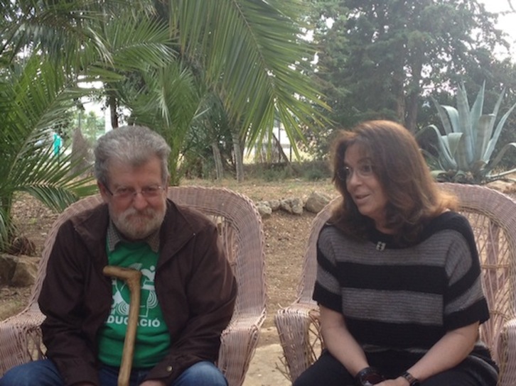 El profesor Jaume Sastre recibe el apoyo de la cantante Maria del Mar Bonet durante la huelga de hambre. (GRUPO DE APOYO)