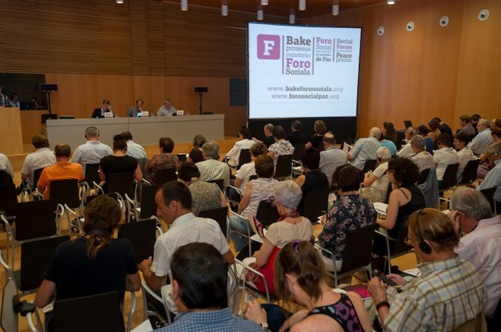 Imagen de la primera mesa redonda del Foro Social. (Iñigo URIZ/ARGAZKI PRESS)