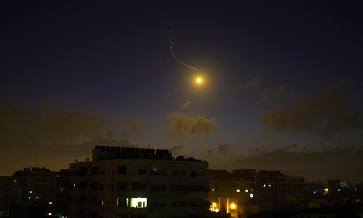 Proyectiles de la aviación israelí sobre Gaza. (Mahmud HAMS/AFP)