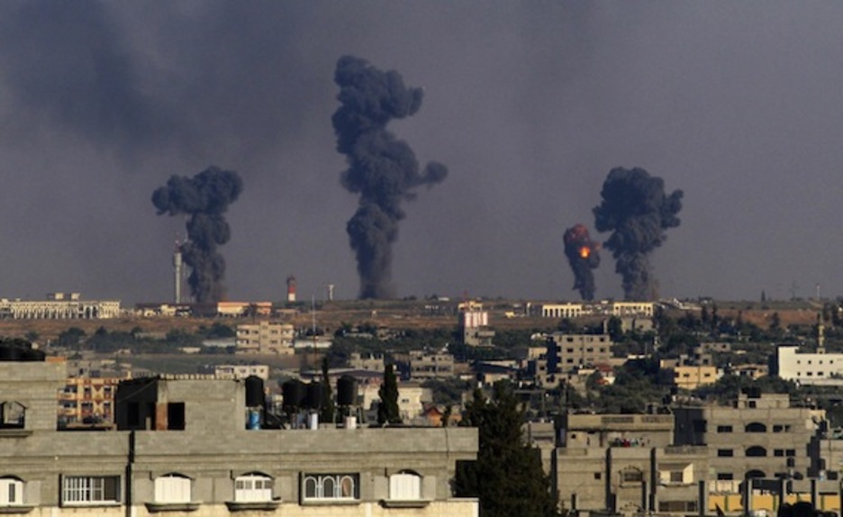 Columnas de humo tras ataques aéreos contra Gaza. (Said KHATIB/AFP PHOTO)