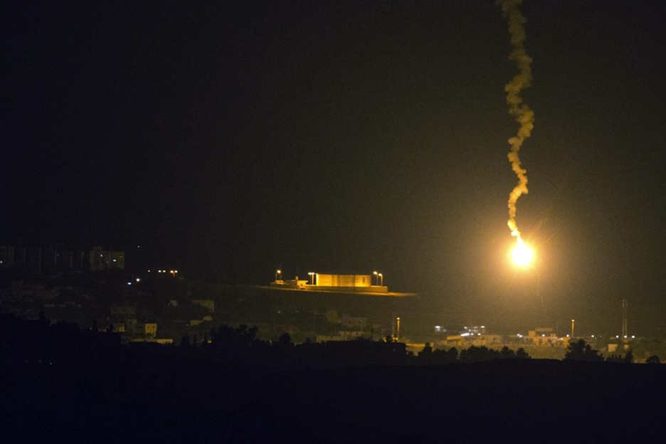 Los misiles israelíes impactan sobre Gaza de madrugada, cuando ha comenzado la operación ‘Borde Protector’. (Jack GUEZ/AFP)