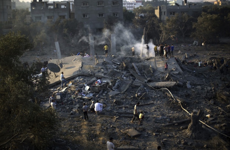 Al amanecer, esta era una de las imágenes que ha dejado el bombardeo. (Mahmud HAMS/AFP)