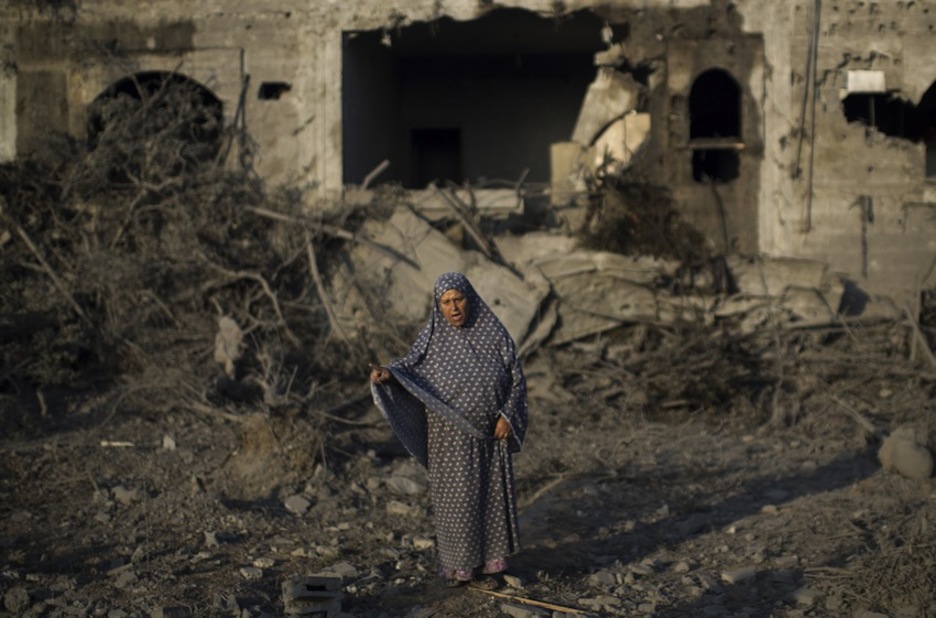 Una mujer lamenta lo ocurrido tras el bombardeo. (Mahmud HAMS/AFP)