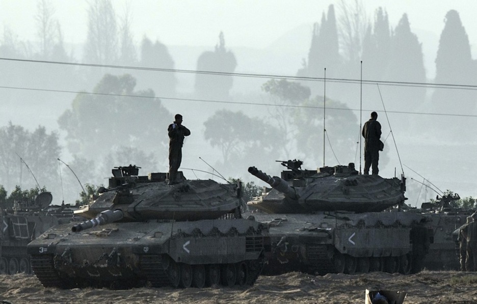 Fuerzas israelíes preparadas para la ofensiva. El Gobierno ha llamado a 40.000 reservistas. (Jack GUEZ/AFP)