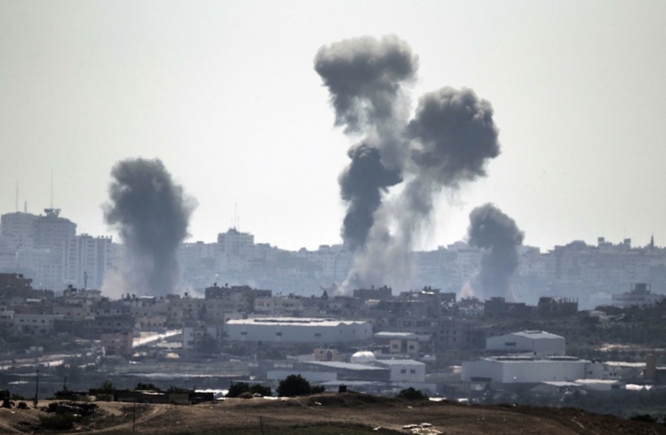 Columnas de humo sobre Gaza tras el bombardeo israelí. (Jack GUEZ/AFP)