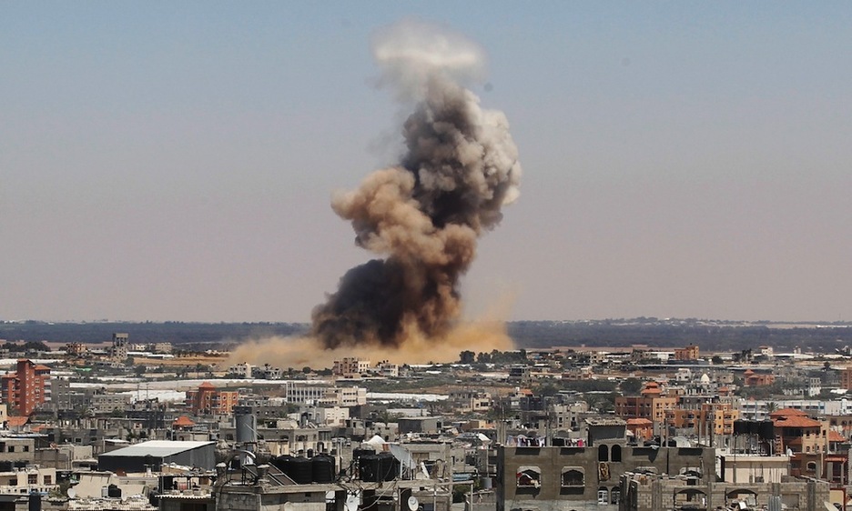 Una columna de humo emerge de Rafah, en el sur de la franja. (Said KHATIB/AFP) 