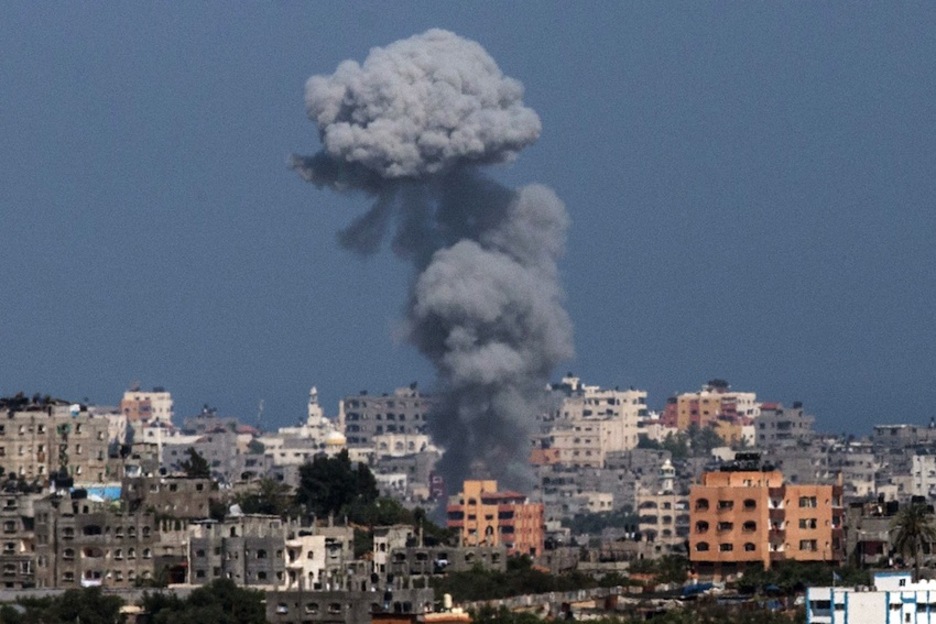 Una columna de humo emerge de Gaza tras un bombardeo de Israel. (Jack GUEZ/AFP)