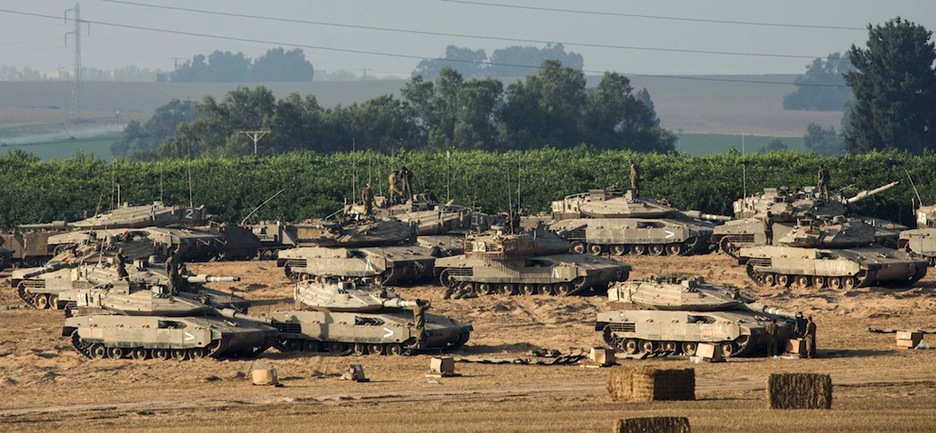 Carros de combate israelíes desplegados al borde de la franja de Gaza. (Jack GUEZ/AFP)