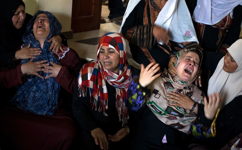Mujeres palestinas lloran la muerte de sus familiares en Beit Hanun. (	Mohammed ABED/AFP) 