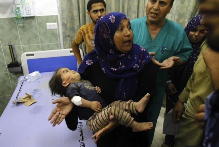 Una mujer, con una niña herida en un hospital de Gaza. (Said KHATIB/AFP PHOTO)