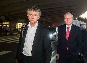 Powell y McGuinness, en el aeropuerto de Loiu. (Luis JAUREGIALTZO / ARGAZKI PRESS)