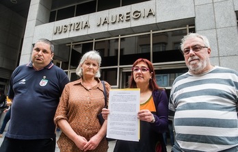 Representantes de la Plataforma Vasca contra los Crímenes del Franquismo, con el escrito que han registrado ante la Fiscalía. (Luis JAUREGIALTZO/ARGAZKI PRESS)