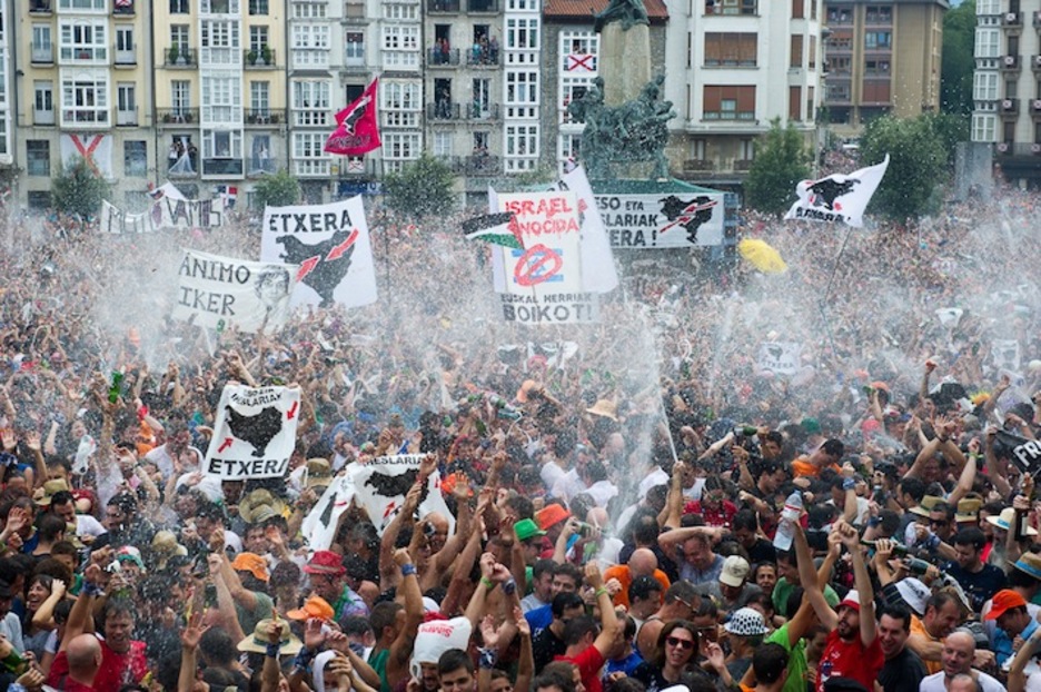 El estallido ha sido acompañado por el descorche de botellas de cava. (Juanan RUIZ / ARGAZKI PRESS)