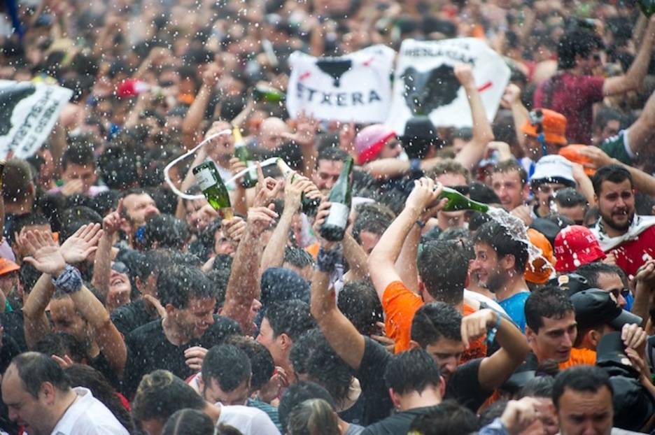 Todo líquido es válido para remojarse por fuera. (Juanan RUIZ / ARGAZKI PRESS)