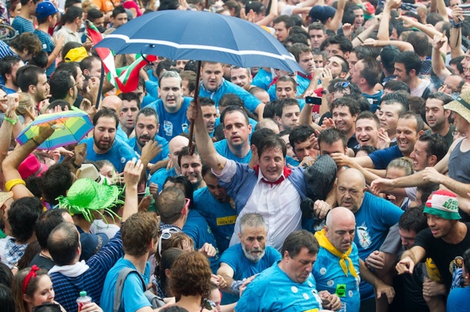 Gorka Ortiz de Urbina, en pleno tránsito por la plaza. (Juanan RUIZ / ARGAZKI PRESS)