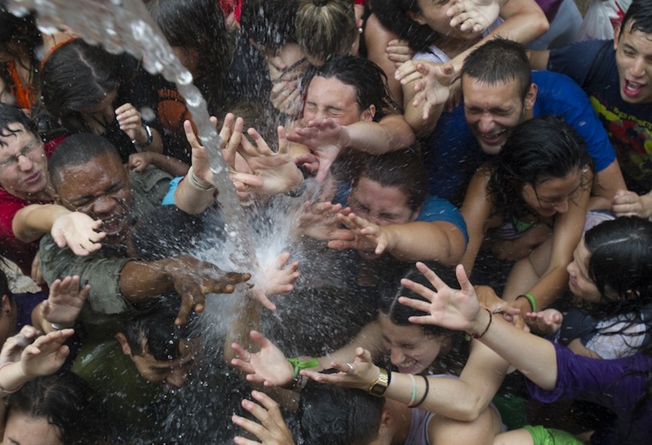 Cubos de agua desde los balcones de la plaza. (Raúl BOGAJO / ARGAZKI PRESS)