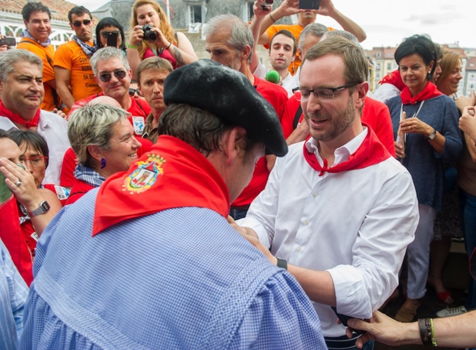 Celedón y el alcalde de Gasteiz, Javier Maroto. (ARGAZKI PRESS)