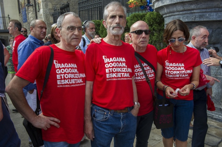 Las Víctimas del 3 de Marzo, en la balconada de San Miguel. (Juanan RUIZ / ARGAZKI PRESS)