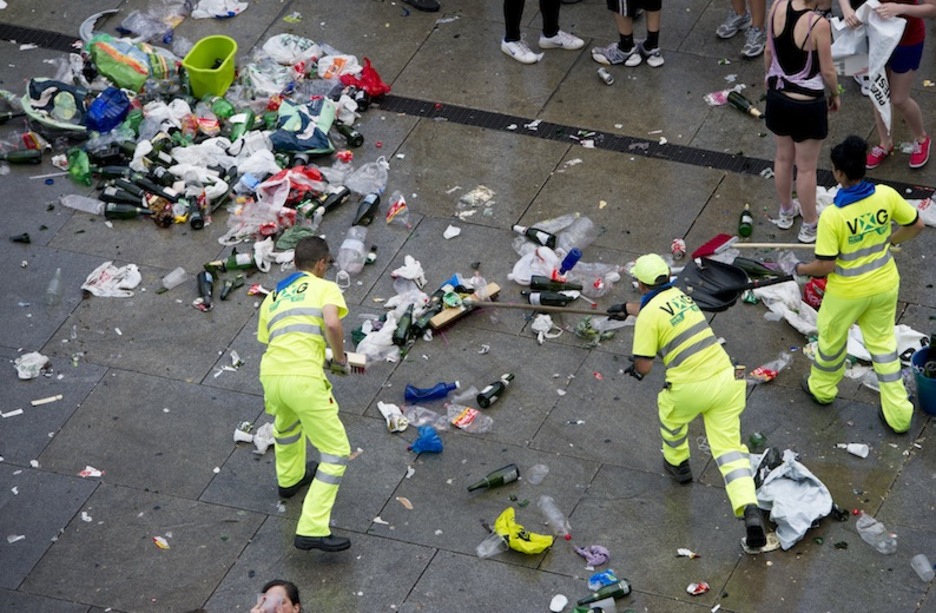 Los servicios de limpieza limpian la plaza tras el arranque de las fiestas. (Raúl BOGAJO / ARGAZKI PRESS)