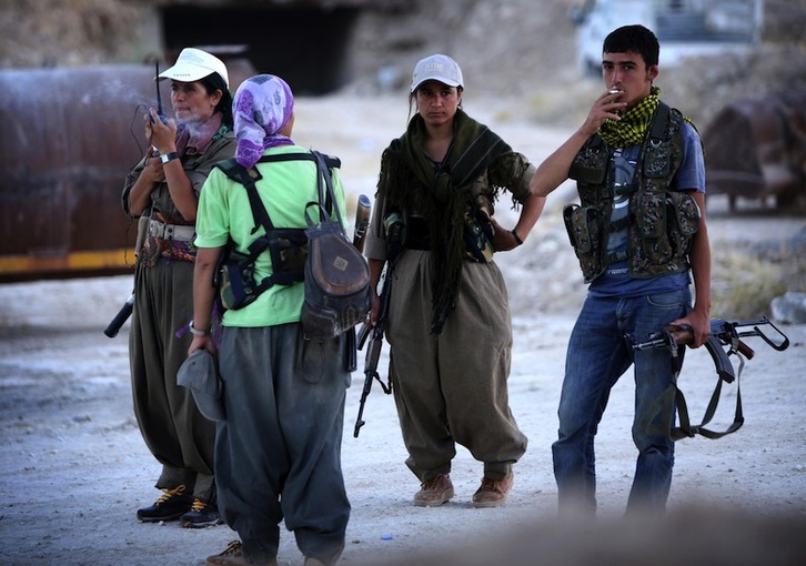 Combatientes del PKK en Makhmur, a 50 km de Arbil, la capital de Kurdistán del Sur. (SAFIN HAMED / AFP)