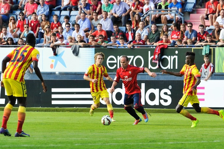 Nino rodeado de tres jugadores el Barça. (Idoia ZABALETA / ARGAZKI PRESS)