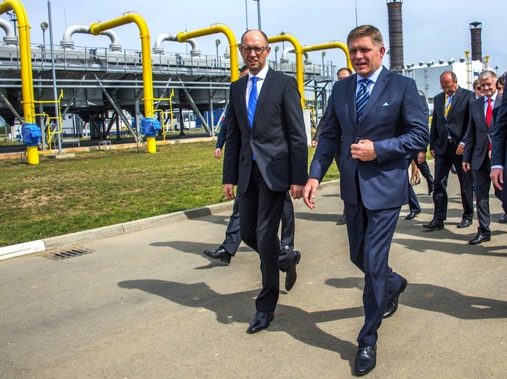 Yatseniuk, a la derecha, con su homólogo eslovaco, Robert Fico. (Joe KLAMAR/AFP)