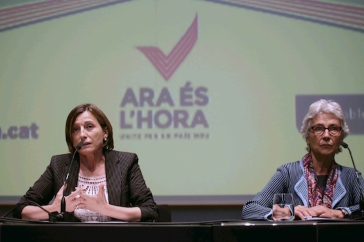 La presidenta de la ANC, Carme Forcadell, y la Òmnium Cultural, Muriel Casals, durante la rueda de prensa. (Albert GARCIA)