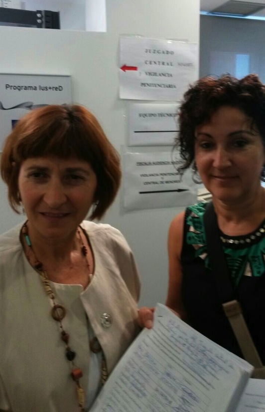 Argia Ituarte y Rakel Elu muestran las firmas recogidas. (@albertopradilla)
