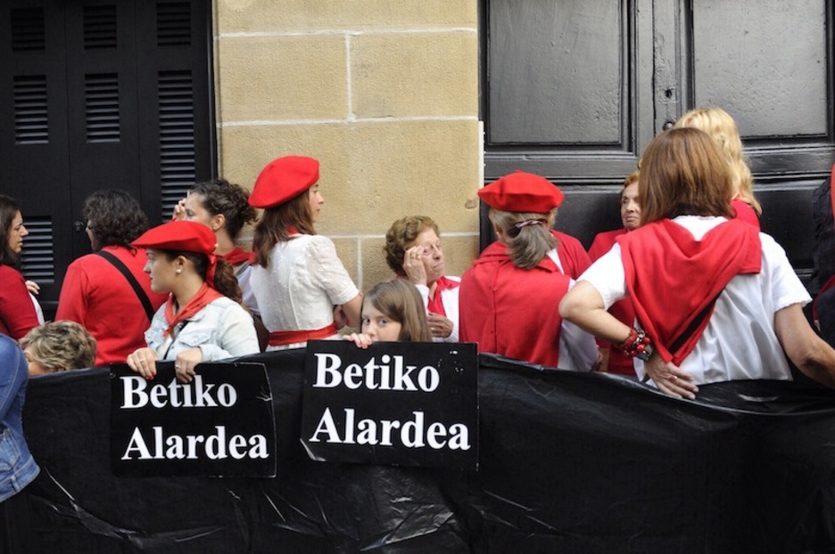 Gran parte de quienes sostenían los carteles de «betiko alardea» eran personas muy jóvenes.