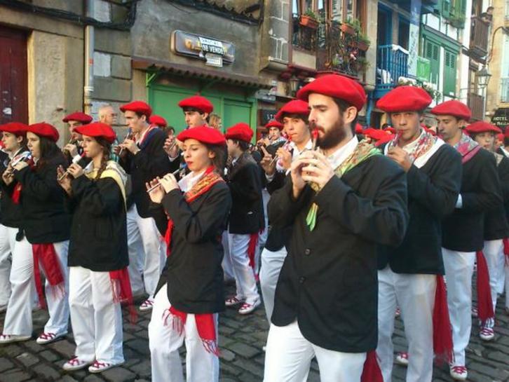 Emakumeak eta gizonak, elkarrekin Jaizkibel konpainian. (Maider IANTZI)