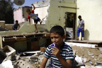 Niños palestinos juegan sobre los escombros en Gaza. (Mohamed ABED/AFP PHOTO)