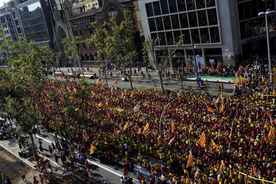 La V de la Diada, a su paso por el Paseo de Gracia. (Josep LAGO/AFP)