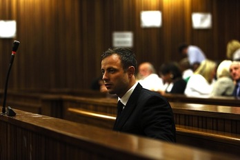 Pistorius, ante el Alto Tribunal de Pretoria. (Alon SKUY/AFP PHOTO)