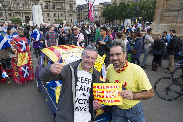 Independentistas catalanes durante el referéndum escocés. (Gorka RUBIO/ARGAZKI PRESS)