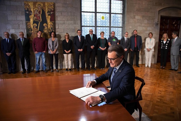 Artur Mas durante la firma el decreto de convocatoria de la consulta el 27 de setiembre. (Rubén MORENO GARCIA/AFP) 