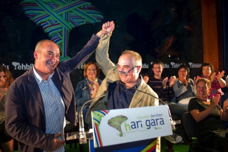 El diputado general de Gipuzkoa, Martin Garitano, junto al candidato a sucederle en el cargo, Xabier Olano. (Juan Carlos RUIZ/ARGAZKI PRESS)