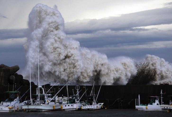 Oleaje provocado por el tifón Phanfone en la ciudad de Kihou, en el centro de Japón. (Jiji PRESS/AFP PHOTO)