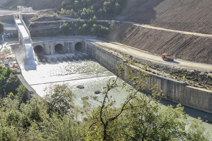 Las obras de recrecimiento en Esa han provocado varios derrumbes en las últimas semanas. (Idoia ZABALETA/ARGAZKI PRESS)