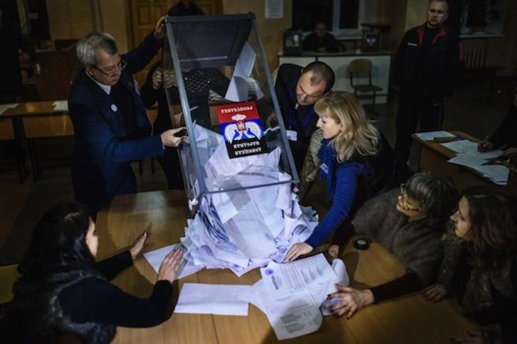 Recuento de votos en un colegio electoral de Donetsk. (Dimitar DILKOFF/AFP PHOTO)