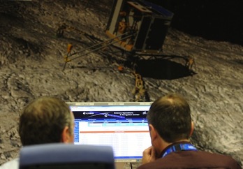 Científicos de la Agencia Espacial Europea monitorizan la operación. (Eric CABANIS/AFP PHOTO)