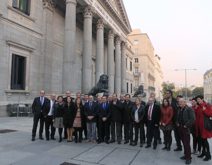 Los alcaldes de Trebiñu y Argantzun, junto a representantes políticos vascos. (J. DANAE/ARGAZKI PRESS)