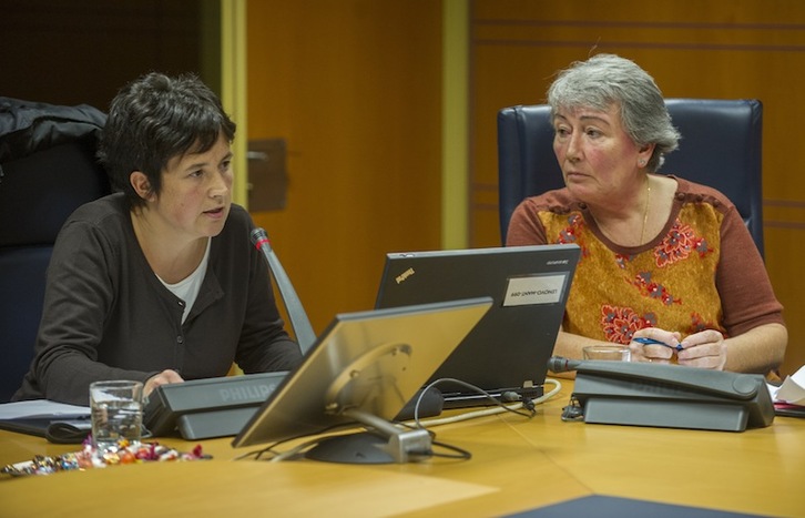 La representantes de Etxerat en la comisión de Educación. (Juanan RUIZ / ARGAZKI PRESS)