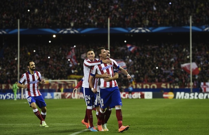 El colchonero Mandzukic celebra uno de los tres tantos que ha marcado al Olimpiacos. (Pierre Philippe MARCOU / AFP)