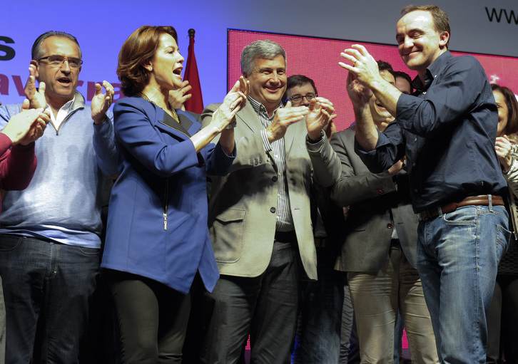 Barcina aplaudiendo junto a Esparza en el estrado. (Jagoba MANTEROLA / ARGAZKI PRESS)