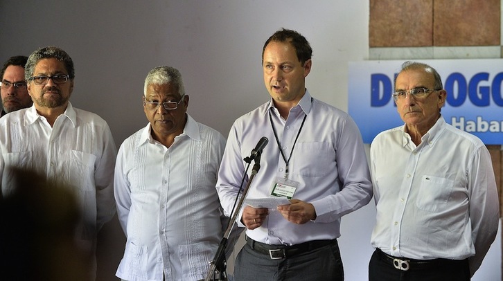 El mediador noruego Dag Halvor Nylander lee la declaración junto con los comandantes Pastor Alape e Iván Márquez, el mediador cubano José Luis Ponce y el delegado de Bogotá Humberto de la Calle. (Yamil LAGE/AFP). (