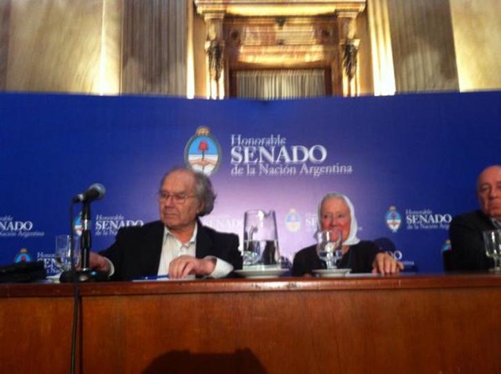 El Nobel de la Paz Adolfo Pérez Esquivel y la presidenta de las Madres de la Plaza de Mayo, Nora Cortiñas, presentaron el manifiesto de Argentina. (@encuetropazar)